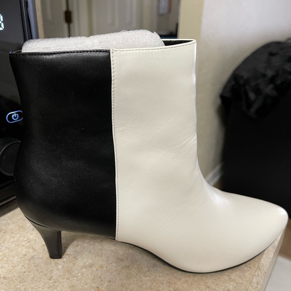 Alfani size 10 black/white booties